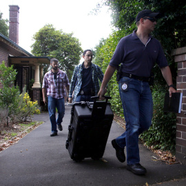 Agentes de la policía australiana salen del domicilio de Wright tras el registro. REUTERS/David Gray