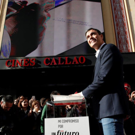 El candidato socialista a la Presidencia del Gobierno, Pedro Sánchez, en la Plaza de Callao de Madrid. / EFE