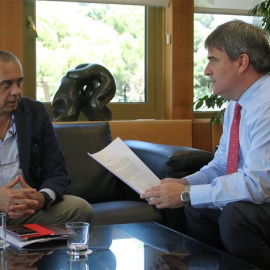 Miguel Cardenal, presidente del CSD, charla con José Luis Sáez, presidente de la FEB. EUROPA PRESS