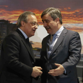 Miguel Cardenal, presidente del CSD, charla con Florentino Pérez, presidente del Real Madrid. /EFE