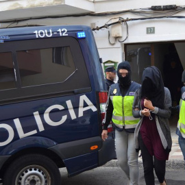 La policía detiene en Pájara a la joven acusada de pertenecer al Estado Islámico. / EFE