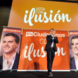 El candidato de Ciudadanos a la Presidencia del Gobierno, Albert Rivera (c), durante su intervención en un acto electoral celebrado hoy en Toledo. EFE/Ismael Herrero