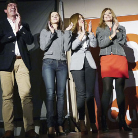 La portavoz de Ciudadanos en el Parlament, con los cabezas de lista por Sevilla, Jaén y Málaga. / JOSÉ MANUEL PEDROSA (EFE)