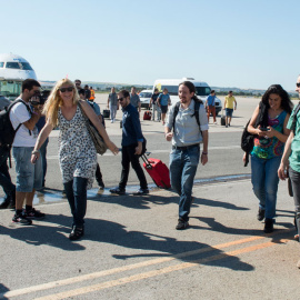 Pablo Iglesias, junto a algunos de sus colaboradores este verano, en la Ruta del Cambio./DANI GAGO