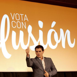 El candidato a la Presidencia del Gobierno de Ciudadanos, Albert Rivera, durante su intervención en el mitin que el partido ha celebrado hoy en el Palacio de Congresos de Alicante. EFE/Natxo Francés