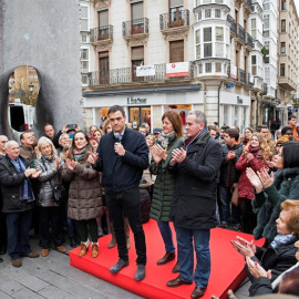Pedro Sánchez junto a Idoia Mendía este viernes en Vitoria./EFE