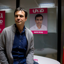 El candidato de UPyD a la Presidencia del Gobierno, Andrés Herzog, en un momento de su entrevista con Público. JAIRO VARGAS