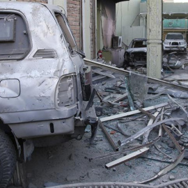 Los terroristas, tras hacer explotar el coche bomba, entraron en la Embajada española con facilidad debido a que la explosión hizo saltar por los aires el portón de entrada de vehículos.- EFE