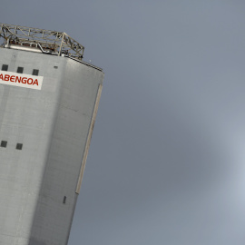 Torre de la planta Solucar, de Abengoa, en la localidad de Sanlucar la Mayor. REUTERS/Marcelo del Pozo