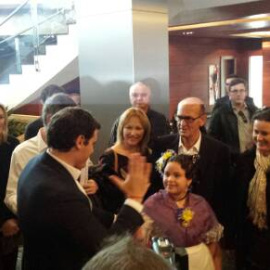 Albert Rivera fue recibido en Murcia 'a la vieja usanza' por una niña vestida con traje regional.