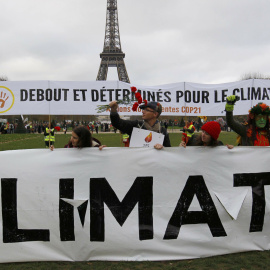 Protestas frente a la Torre Eiffel en el día final de la Cumbre del Clima en París. REUTERS