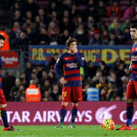 Los jugadores del FC Barcelona Loe Messi, Sergi Roberto y Luis Suárez muestran su decepción después de empatar 2-2 el RC Deportivo. EFE