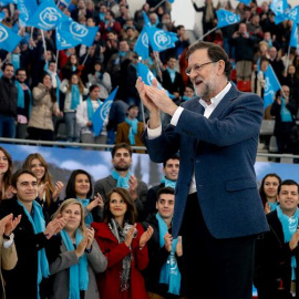 El candidato del PP, Mariano Rajoy, durante el acto central de su partido que se ha celebrado hoy en la plaza de toros de Las Rozas (Madrid). EFE/JuanJo Martin