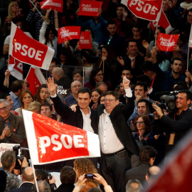 El candidato del PSOE, Pedro Sánchez , junto al presidente de la Generalitat Valenciana, Ximo Puig, saluda al finalizar el acto central de campaña del PSPV-PSOE en el Pabellón de la Font de Sant Lluís, en Valencia. / EFE