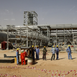 Trabajadores del campo petrolífero de Khurais, a 160 km de Riad (Arabia Saudí). REUTERS/Ali Jarekji