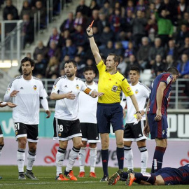 El árbitro José Luis González saca la tarjeta roja al defensa argentino del Valencia Lucas Alfonso Orban. EFE
