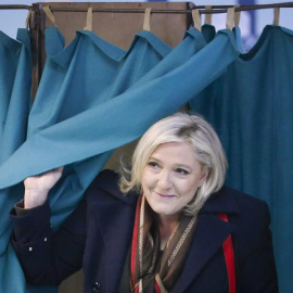 Marine Le Pen, líder del Frente Nacional, votó en un colegio electoral de Henin-Beaumont. / EFE