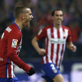 El delantero francés del Atlético de Madrid Antoine Griezmann celebra el gol que ha marcado frente al Athletic Club de Bilbao. EFE