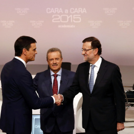 Mariano Rajoy y Pedro Sánchez se estrechan la mano, en presencia de  Manuel Campo Vidal, antes del comienzo de su cara a cara. REUTERS/Juan Medina