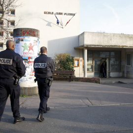Agentes de policía francesa junto a la guardería de la localidad de Aubervilliers, cercana a París, donde un profesor fue apuñalado por un supuesto yihadista. REUTERS/Charles Platiau