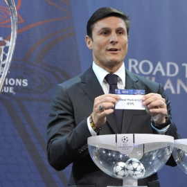 Zanetti saca la papeleta del Real Madrid en el sorteo de octavos de final de la Champions. /UEFA