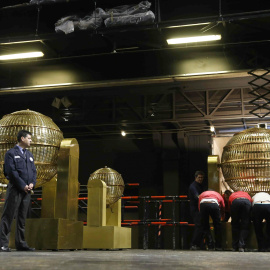 Los dos bombos que repartirán la suerte en el sorteo extraordinario de Lotería de Navidad del próximo martes 22 de diciembre han llegado al Teatro Real, en cuyo escenario se celebrará el sorteo más esperado del año.- EFE