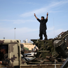 Un combatiente de Misrata (Libia) anima a sus compañeros que se dirigne a luchar contra el Estado Islámico en Sirte. REUTERS