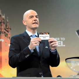 El secretario general de la UEFA, Gianni Infantino, durante el sorteo de los emparejamientos de dieciseisavos de la Liga Europa./EFE