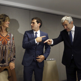 El presidente de Ciudadanos, Albert Rivera, junto a la empresaria y exministra socialista Cristina Garmendia, y el coordinador del programa económico, Luis Garicano, durante el almuerzo para presentar las propuestas de su partido en materia