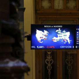 Los paneles informativos de la Bolsa de Madrid. EFE/Ballesteros