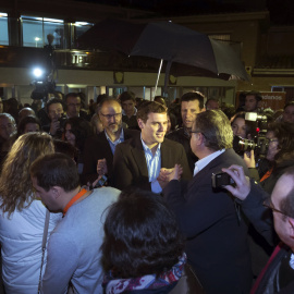 El candidato de Cs a la Presidencia del Gobierno, Albert Rivera, acompañado por el portavoz de la formación en Castilla y León, Luis Fuentes, saluda a unos simpatizantes a su salida del acto electoral celebrado en Ávila. EFE/Raúl Sanchidriá