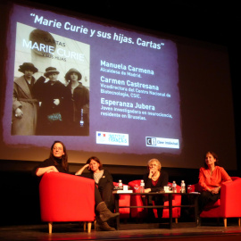 De izquierda a derecha: Esperanza Jubera, joven investigadora en neurociencia, residente en Bruselas; Carmen Castresana, vicedirectora del Centro Nacional de Biotecnología, (CSIC); Manuela Carmena, alcaldesa de Madrid; y Lourdes Lucía Aguir