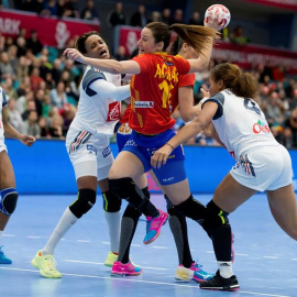 Macarena Aguilar intenta un lanzamiento en un momento del partido ante Francia. EFE/Bent Frederiksen