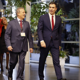 El presidente de la Academia de Televisión y moderador del debate, Manuel Campo Vidal, acompaña al secretario general del PSOE y candidato a la Presidencia del Gobierno, Pedro Sánchez, a su llegada a la sede de la Academia en Madrid para pa