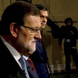 El presidente del Ejecutivo, Mariano Rajoy, y el líder del PSOE, Pedro Sánchez, candidatos a la presidencia del Gobierno para las elecciones generales del 20-D, a su llegada al debate moderado por el presidente de la Academia de Televisión,