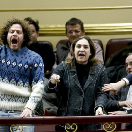 Iván Ramírez junto a Ada Colau durante una protesta en el Congreso contra la ley antidesahucios del PP- EFE