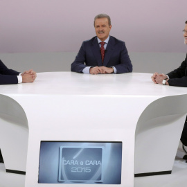 Mariano Rajoy y Pedro Sanchez, y el moderador Manuel Campo Vidal, al inicio del cara a cara. REUTERS/Juan Medina