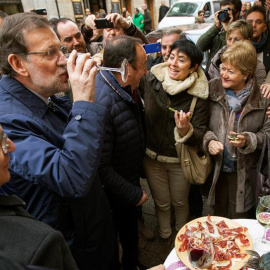 Rajoy bebe una copa de vino durante su visita, este martes, a Logroño. /EFE