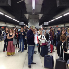 Viajeros afectados por un robo de cable en la red de Rodalies de Renfe en Barcelona.