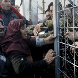 Refugiados sirios intentan pasar la frontera en Macedonia. REUTERS/Yannis Behrakis