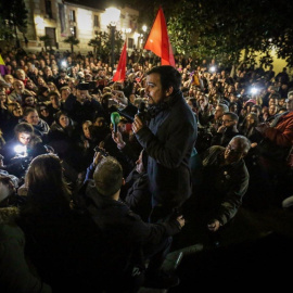 El candidato de Unidad Popular-IU, Alberto Garzón, rodeado de más de mil personas que se han quedado fuera del teatro La Latina de Madrid, después del mitin.- IU/JOSÉ CAMÓ