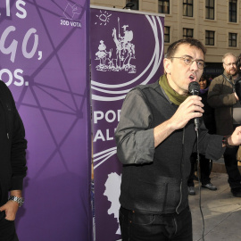 El cofundador de Podemos Juan Carlos Monedero ha acompañado al cabeza de lista de esta formación al Congreso por Albacete, Fernando Prieto, en un acto electoral en la ciudad castellanomanchega. EFE/Manu