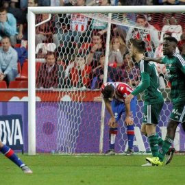 El delantero del Real Betis Ricky van Wolfswinkel (3d) celebra su segundo gol ante el Sporting en la Copa. /EFE