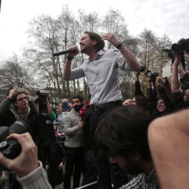El candidato de Podemos, Pablo Iglesias, se dirige a las cientos de personas que se quedaron fuera del encuentro electoral celebrado en  en el aula magna de la Facultad de Economía y Empresa de la Universidad de  A Coruña. REUTERS/Miguel Vi