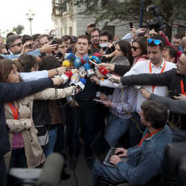 El candidato de Ciudadanos a la Presidencia del Gobierno, Albert Rivera, atiende a los medios a su llegada a la plaza de Pombo de Santander para participar en un acto político con motivo de la campaña electoral. EFE/Pedro Puente Hoyos