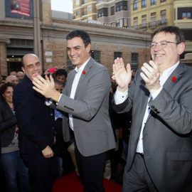 El candidato socialista a la Presidencia del Gobierno, Pedro Sánchez, junto al presidente de la Generalitat Valenciana, Ximo Puig, y el alcalde de Alicante, Gabriel Echávarri, durante el acto público celebrado en la plaza 25 de Mayo de Alic
