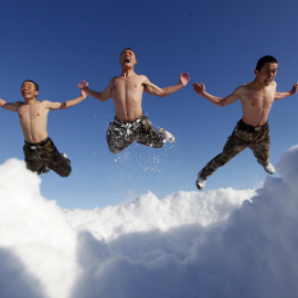 Los soldados del Ejército de Liberación de las Personas Chinas saltan como parte de su entrenamiento de invierno a -26 grados, cerca de la frontera con Rusia. REUTERS/Stringer