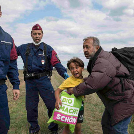 Osama con su hijo Zaid tras la patada de la periodista Petra Lászlo.