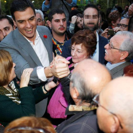 El candidato del PSOE a la Presidencia del Gobierno, Pedro Sánchez, saluda a los simpatizantes y militantes al término del mitin del PSOE en Elche para las elecciones generales del 20D. EFE/Morell
