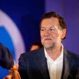 Mariano Rajoy al inicio del mitin central de su partido hoy en A Coruña. Rajoy ha llegado al recinto sin gafas tras ser agredido por un joven mientras daba un paseo por Pontevedra. EFE/Cabalar